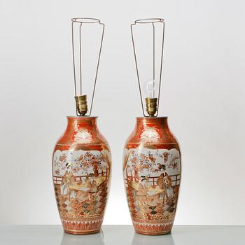 BORDSLAMPOR, ett par, porslin, Satsuma, Japan, 1900-tal.