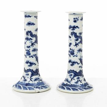 Ljusstakar, ett par, porslin, Kina, 1900-tal.