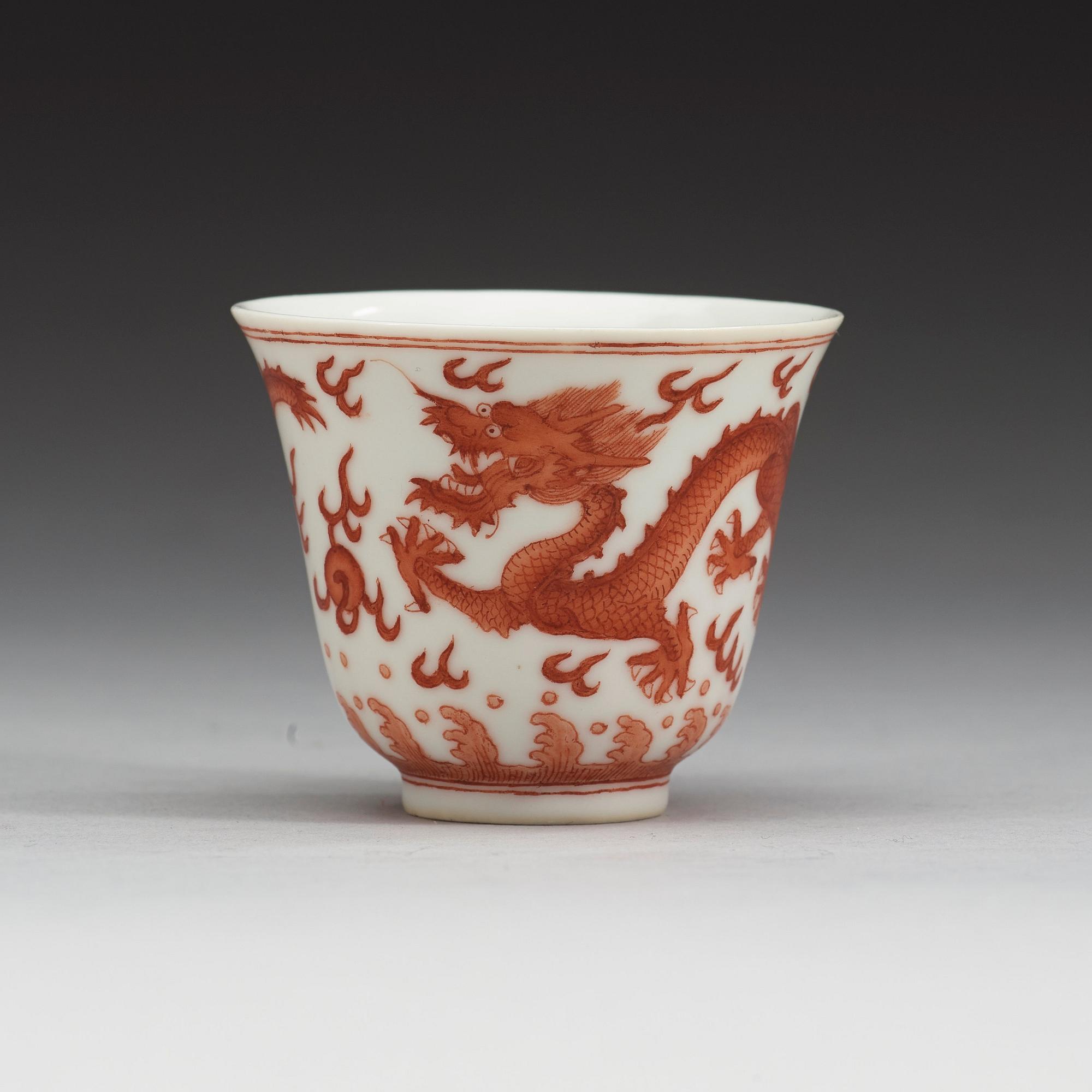 KOPPAR, sju stycken, porslin. Qing dynastin, fyra med Tongzhis sex karaktärers märke (1862-1874),