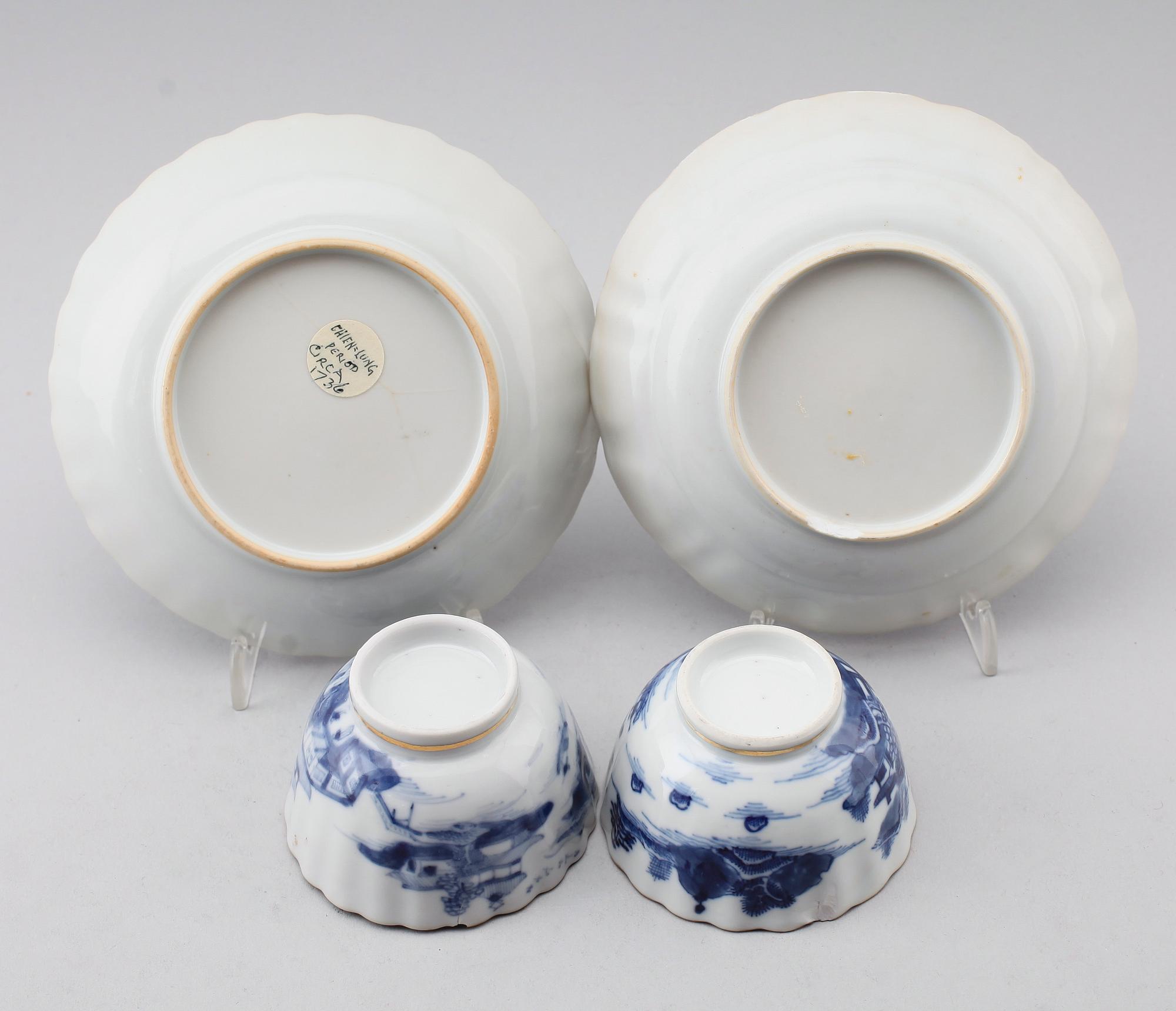 TESKÅLAR med fat, 2 st, snarlika, porslin, Kina, Qianlong 1736-1795.