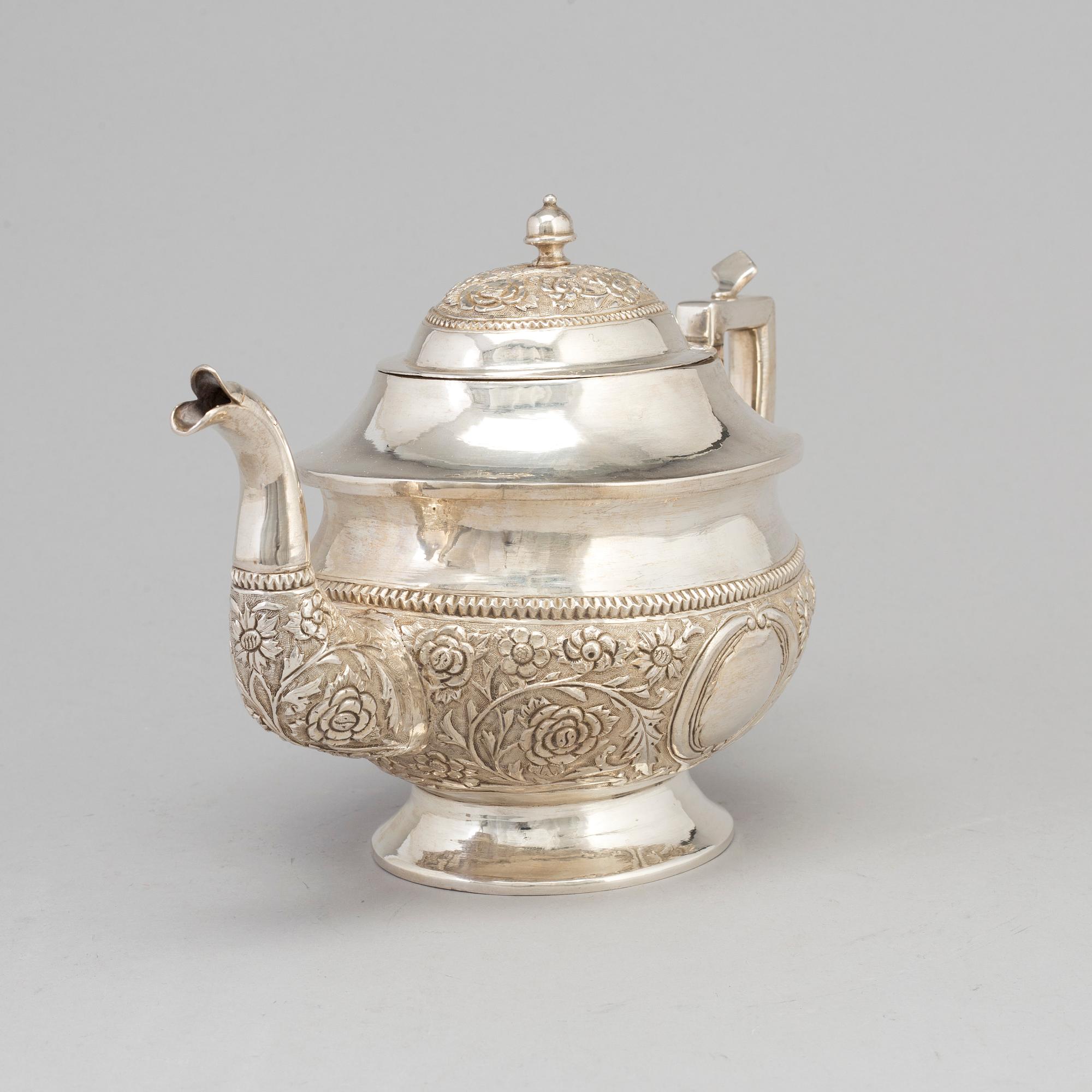 TEKANNA, silver, 1900-talets första hälft. Vikt ca 765 g.