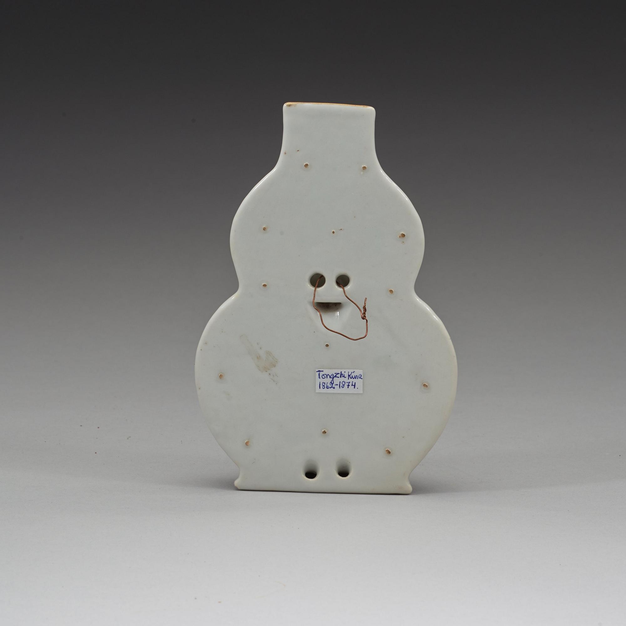 VÄGGVAS, porslin. Sen Qingdynasti, 1800-tal.