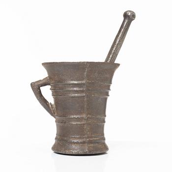 A Gothic-type cast-iron mortar and pestle, 17th / 18th century.