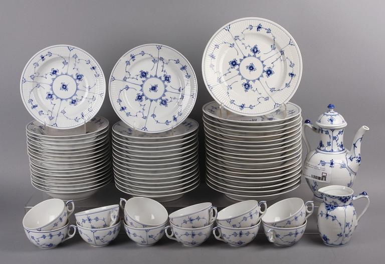 MAT- OCH KAFFESERVIS, 83 delar, porslin, "Musselmalet", mest räfflad, Royal Copenhagen.