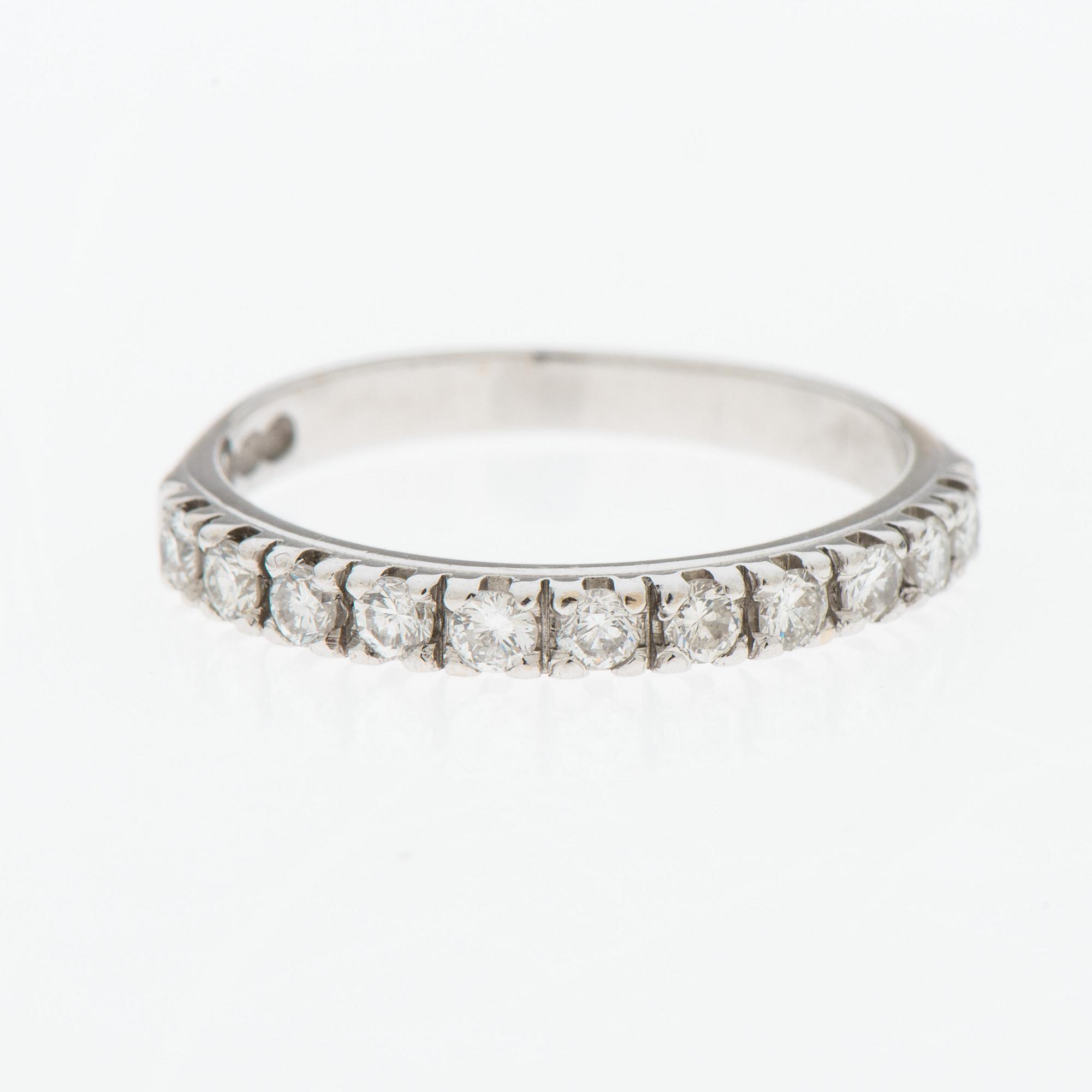 RING, briljantslipade diamanter, 18K vitguld. A. Tillander 1981.