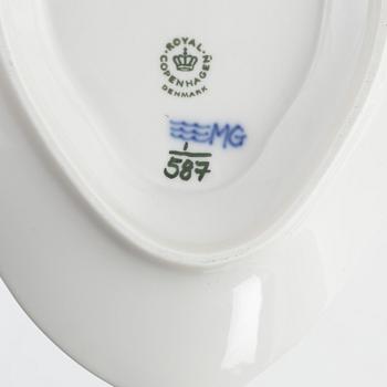 Servisdelar, 16 st, "Musselmalet", hel- och halvblonde, Royal Copenhagen, Danmark.