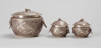 BURKAR med LOCK 3 st. Metall. Kina. 1900-tal.