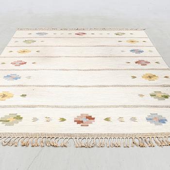 Matta rölakan signerad NN (troligen Nils Nilsson) ca 302x202 cm.