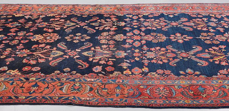 A CARPET, semi-antique Lilihan probably, ca ca 502 x 281,5-286 cm.