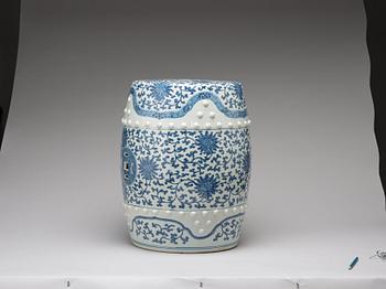 A blue and white garden seat, Qing dynasty, 19th Century.