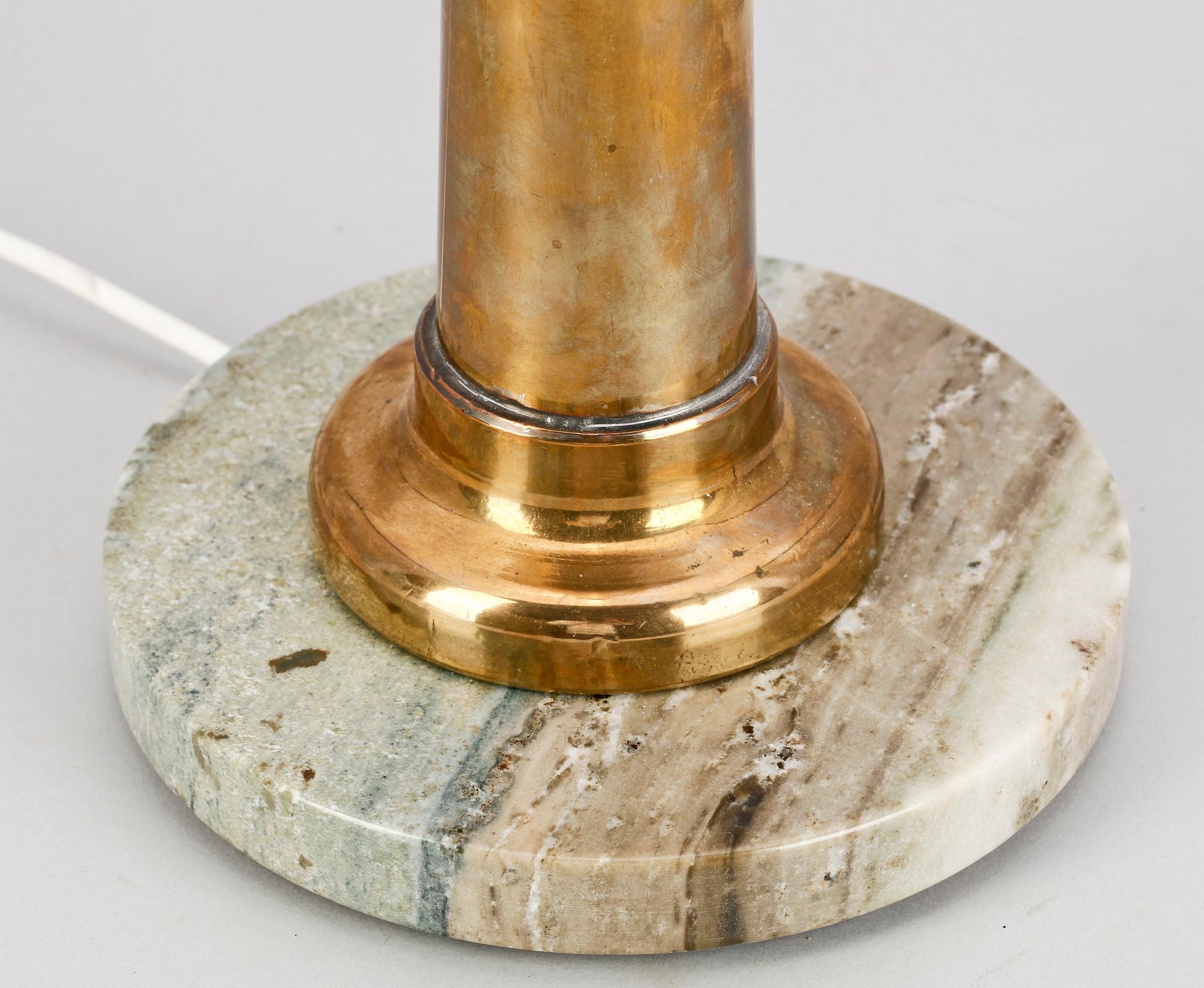 BORDSLAMPA, mässing och kolmårdsmarmor, 1900-talets mitt.