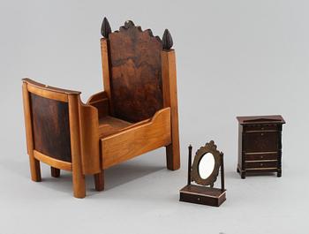 MINIATYRSÄNG samt DOCKSKÅPSMÖBLER, 2 st, 1800-talets slut.