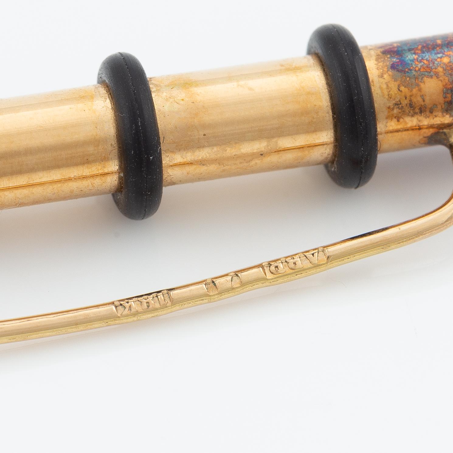 Annika Bertilsdotter brooch in 18K gold with rubber details.