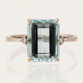 H. Stern ring in 18K white gold with step-cut aquamarine and round brilliant-cut diamonds.