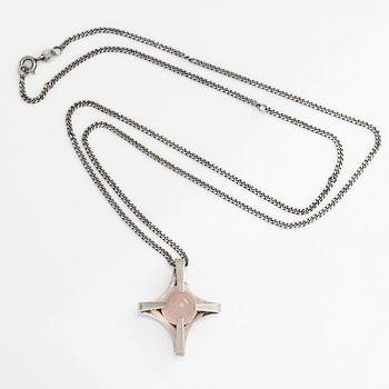 Elis Kauppi, riipus, hopea ja ruusukvartsi, Kupittaan Kulta, Turku 1966, ketju sterlinghopeaa.