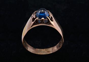 A RING, birmasapphire c. 2.2 ct. 9K gold 1950 s. Weight 5,3 g.