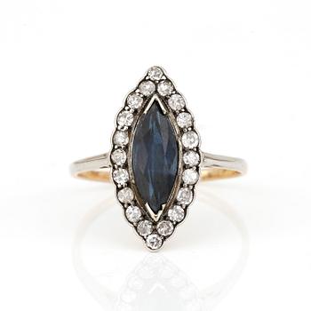 RING, med markisslipade safir, ca 1,67 ct och diamanter, totalt ca 0,50 ct, Ryssland, omkring sekelskiftet 1900.