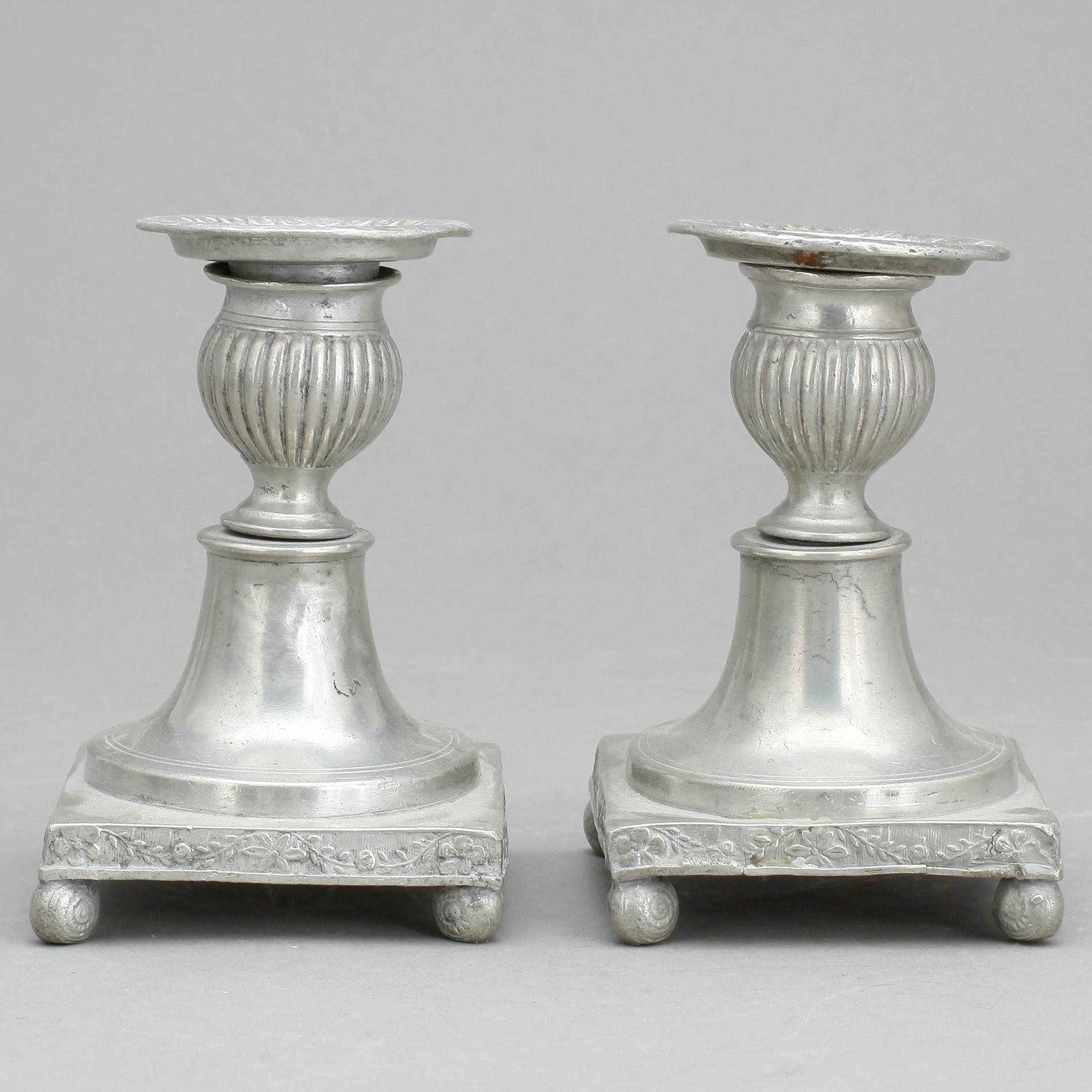 LJUSSTAKAR, ett par, tenn, Sven Ekström, Norrköping, (1824-1852).