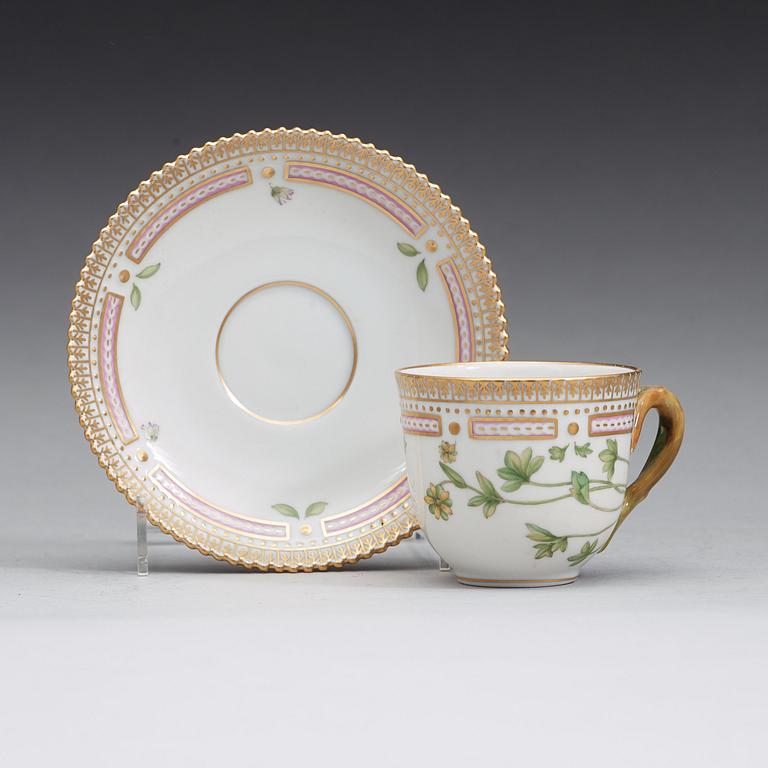 KAFFEKOPPAR med FAT, nio stycken, porslin. "Flora Danica", Royal Copenhagen, Danmark.