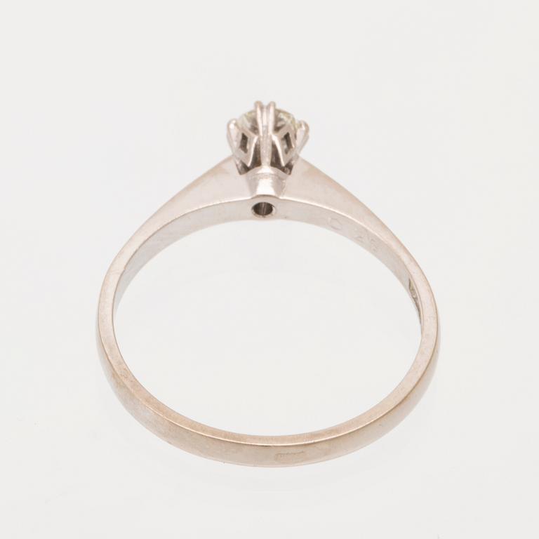 Ring solitär 18K vitguld med en rund briljantslipad diamant.