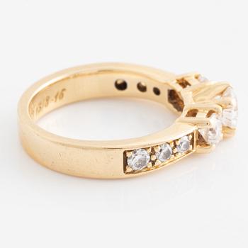 Ring in 18K gold with round brilliant-cut diamonds.