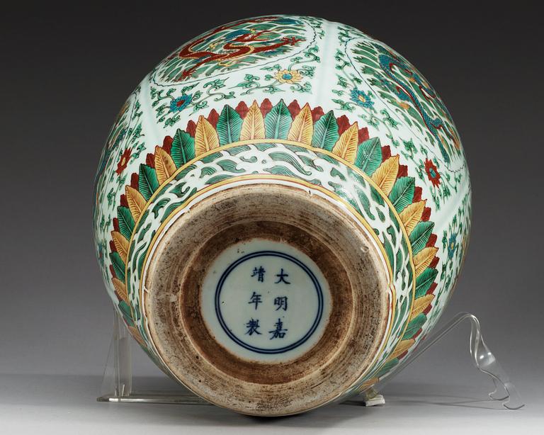 A Chinese Wucai pot in Ming style, 20th Century.