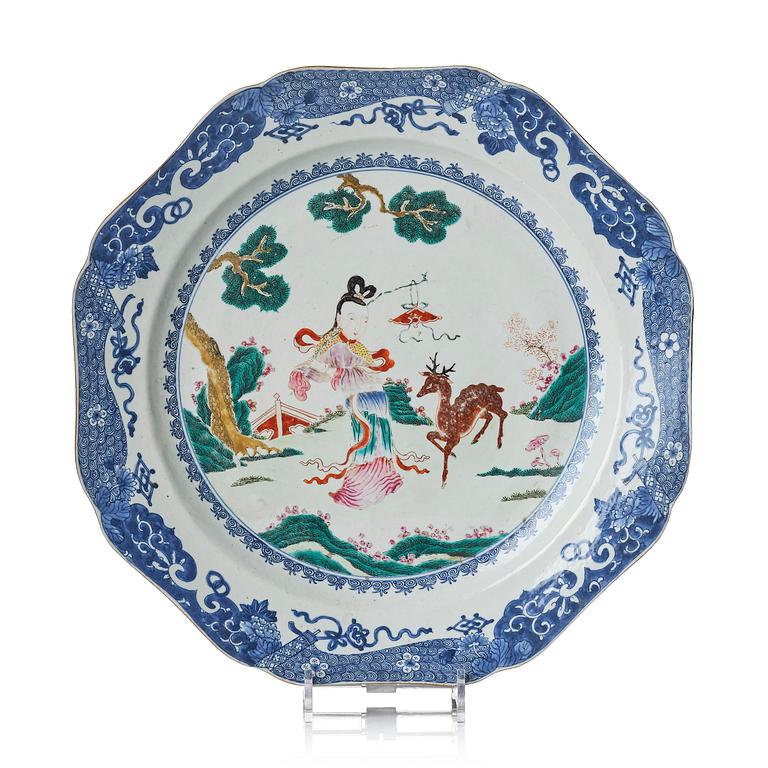 A famille rose serving dish, Qing dynasty, Qianlong (1736-95).