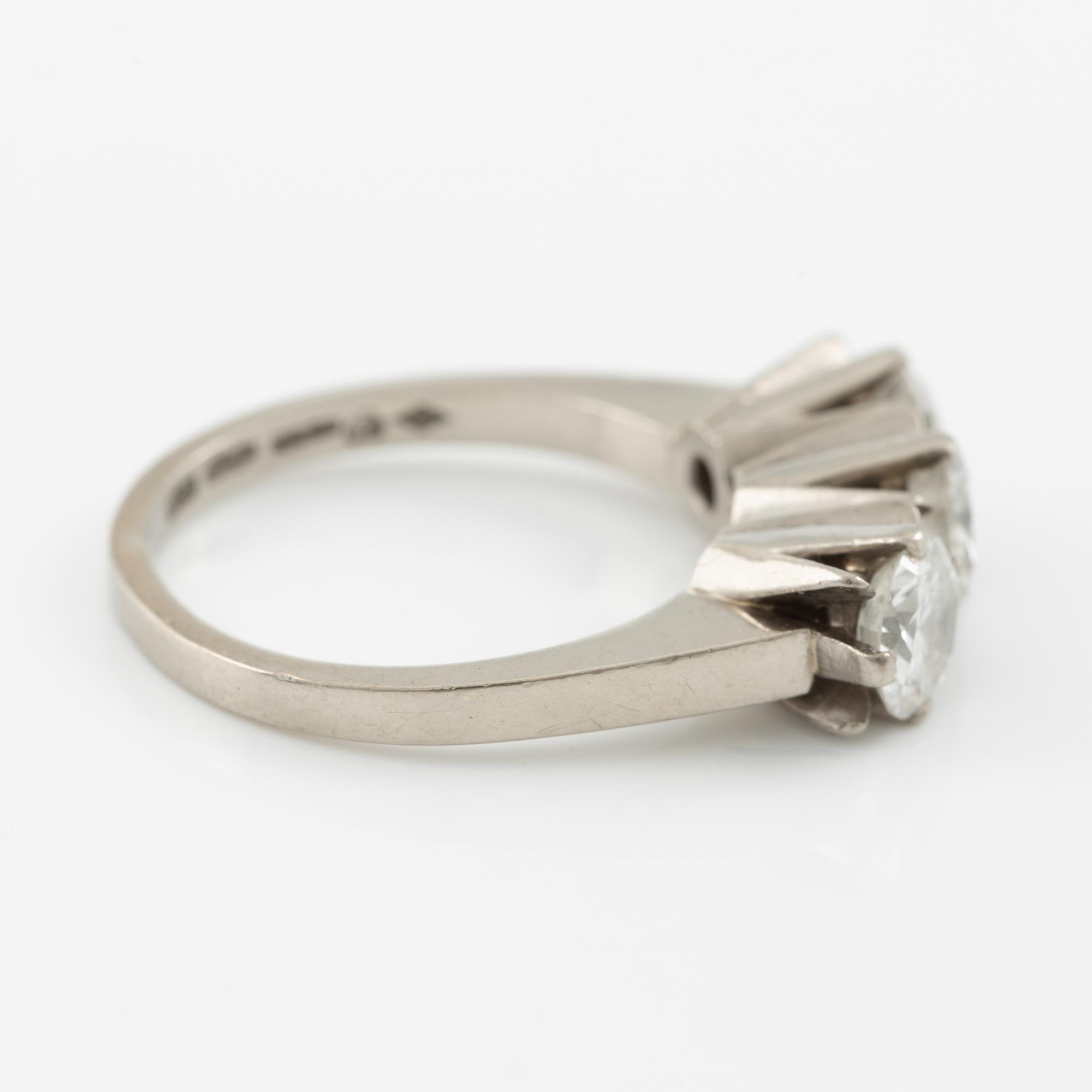 Ring, A.Tillander,  18K vitguld med tre briljantslipade diamanter.