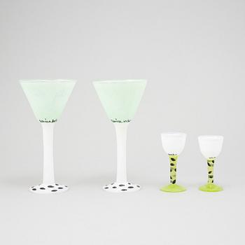 Ulrica Hydman-Vallien, vas, pokal, samt 6 glas, Kosta Boda, signerade.