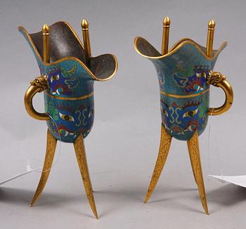 VINOFFERBÄGARE, ett par, cloisonné, Kina. 1900-tal.