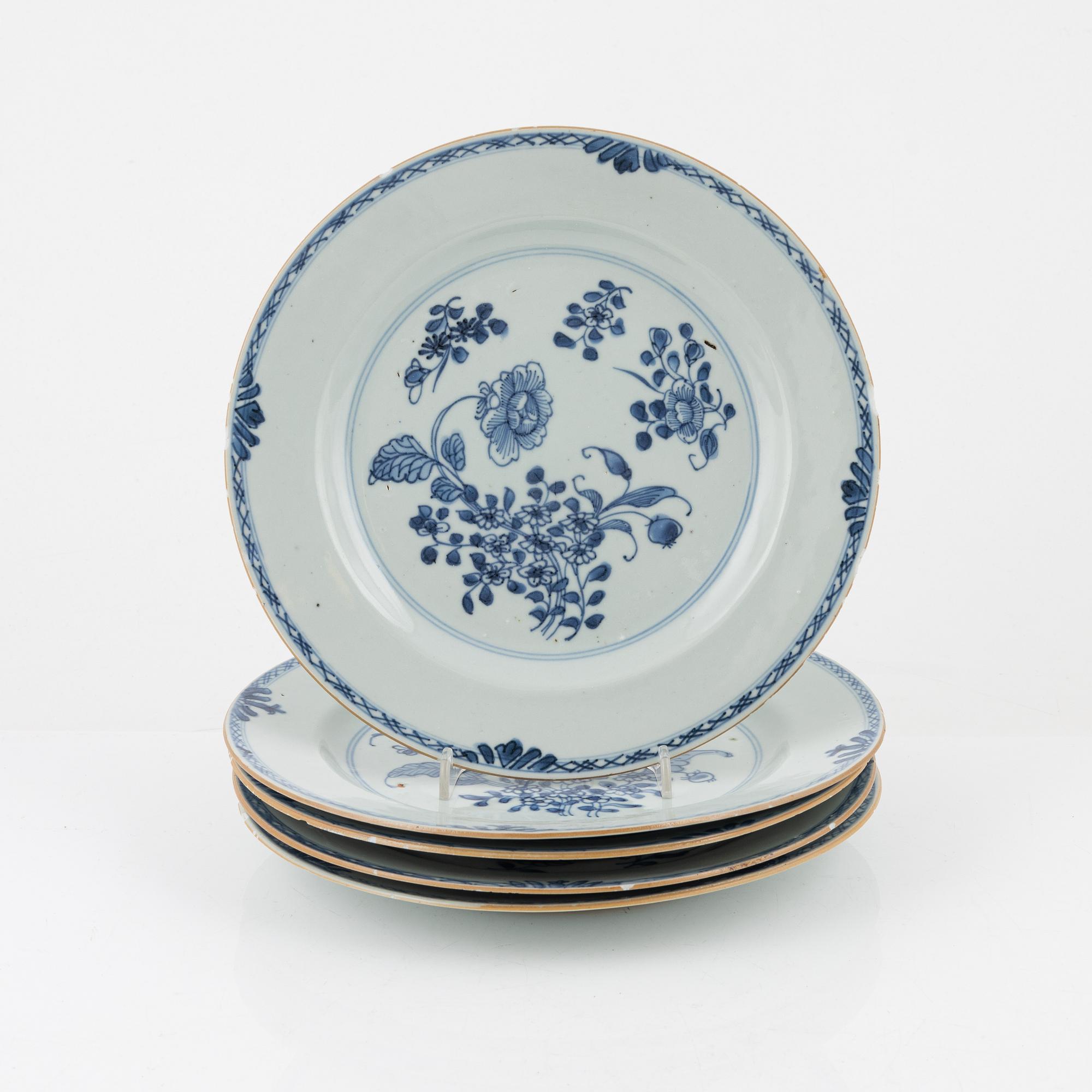 A set of five blue and white dinner plates, Qing dynasty, Qianlong (1736-95).