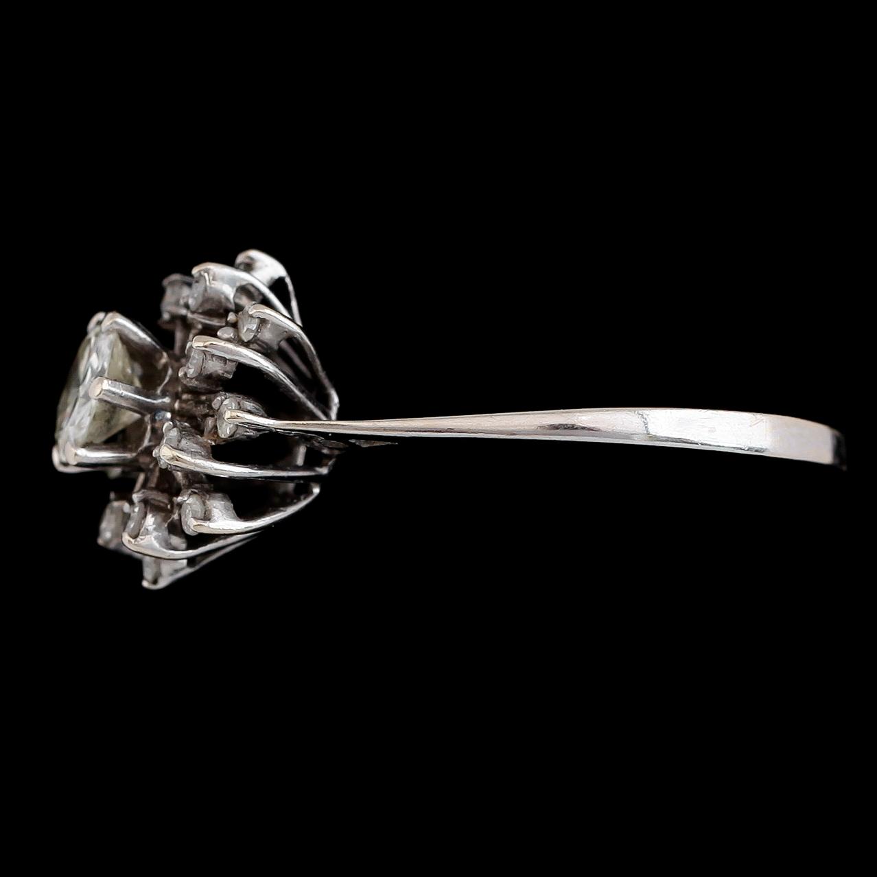 RING, 18 k vitguld och briljantslipad diamant ca 0.64 ct. Total vikt ca 3 g.