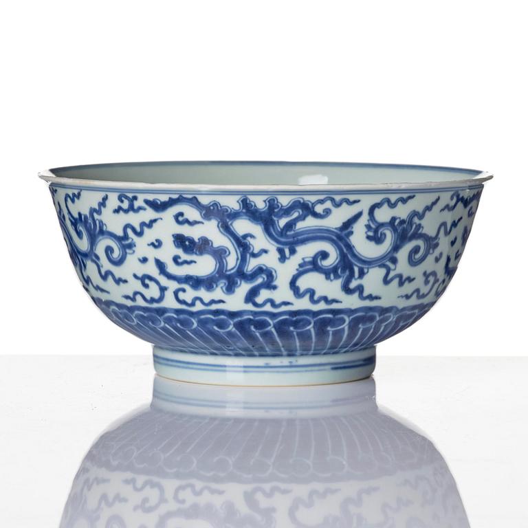 Skål, porslin. Qingdynastin, Yongzheng (1723-35).