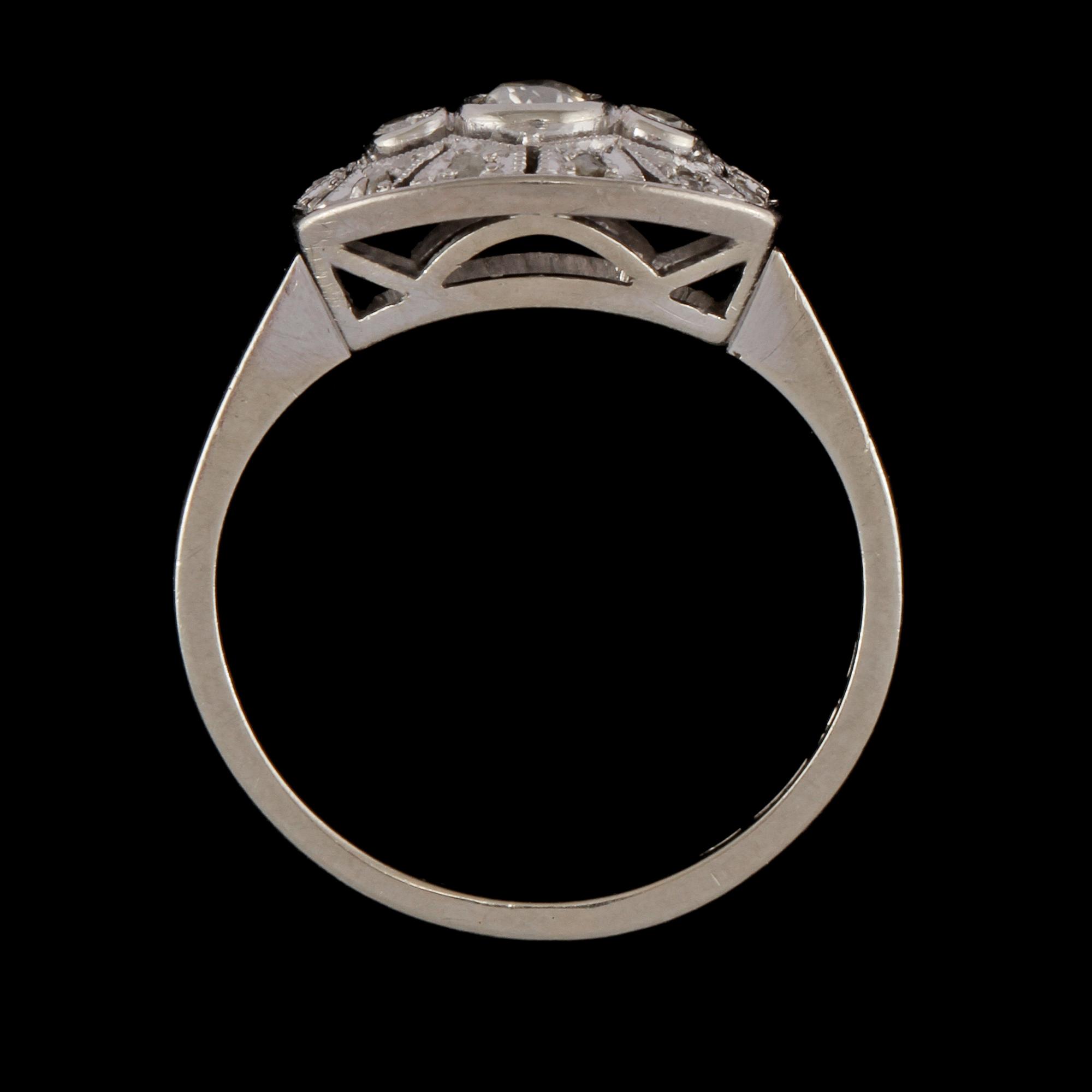 RING, 18k vitguld med 3 äldre briljantslipade samt 12 fastettslipade diamanter, 0.28 ct, S&K, Malmö,1945. Vikt 4 g.