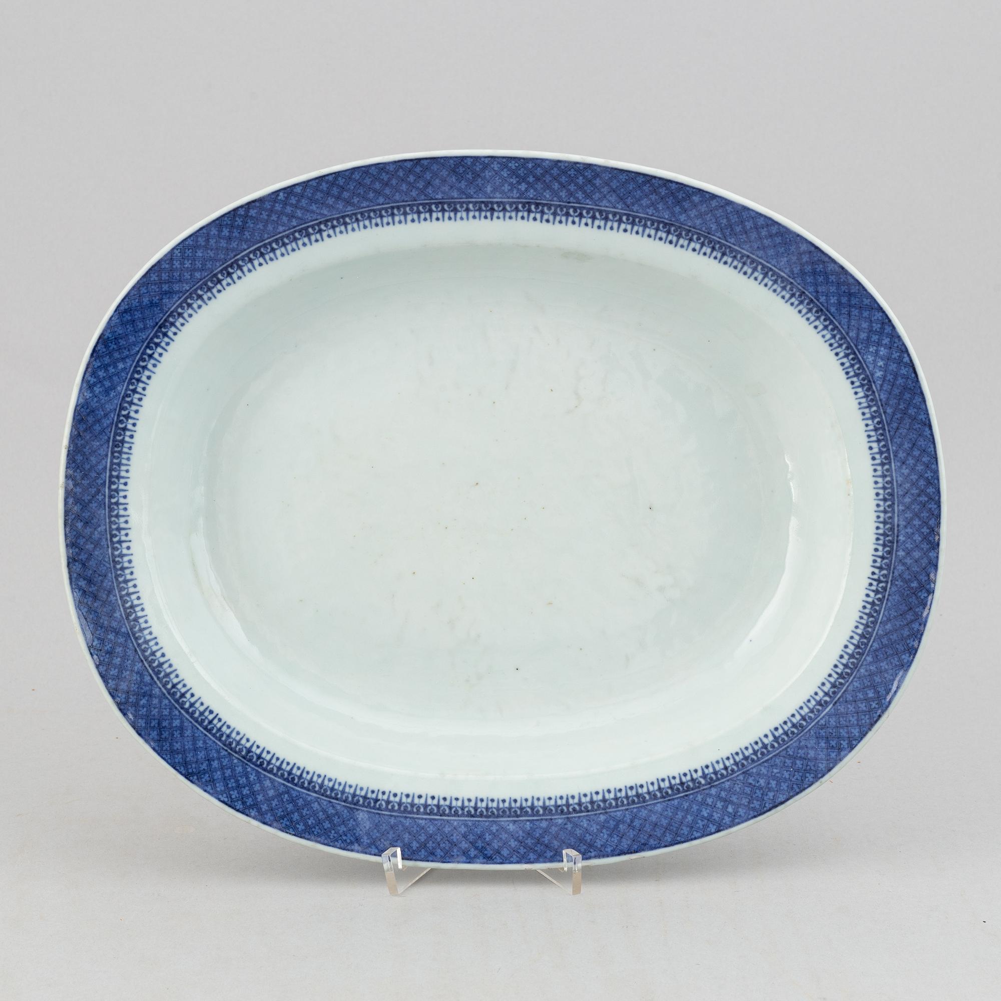 A blue and white tureen with cover and stand, Qing dynasty, 19th Century.