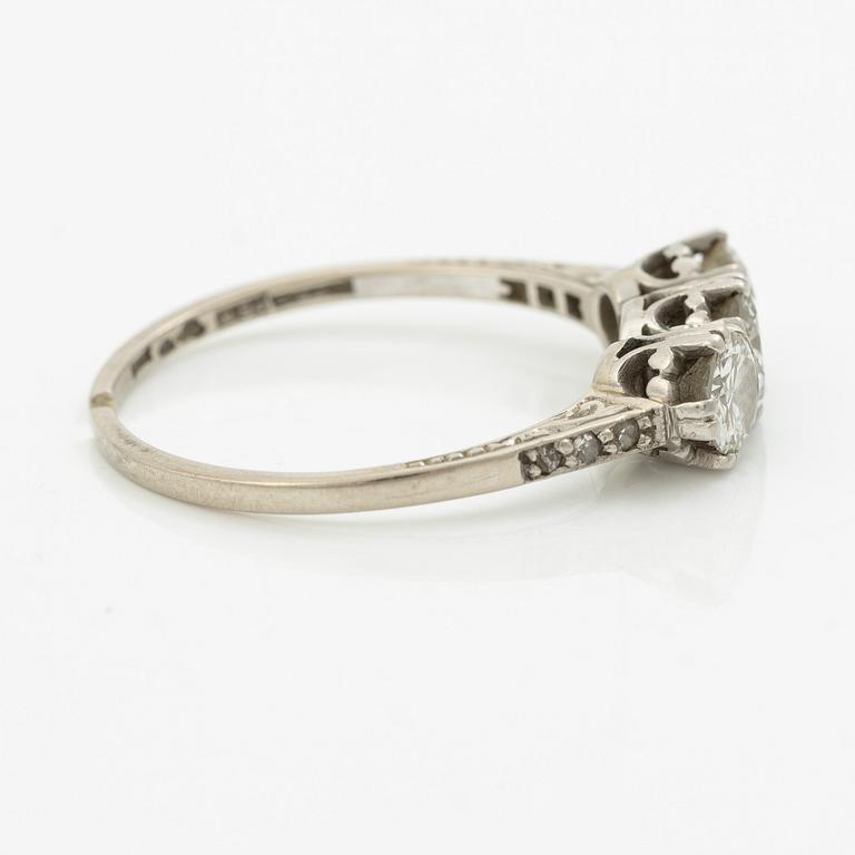 Ring, three-stone ring, 18K white gold set with three brilliant-cut diamonds.