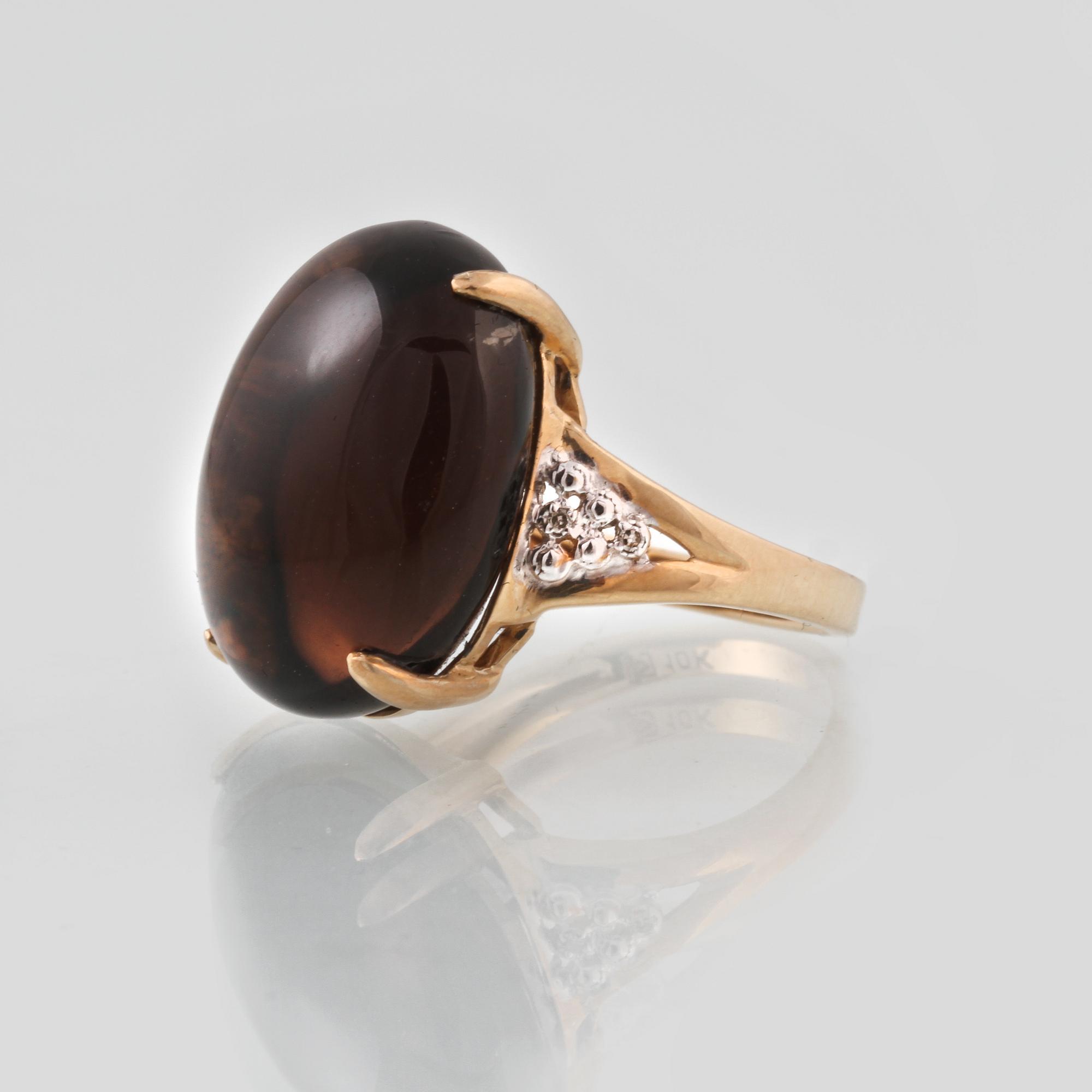 RING, 10K guld med cabochonslipad rökkvarts samt 4 åttkantsliapde diamanter. Vikt 7,2 gram.