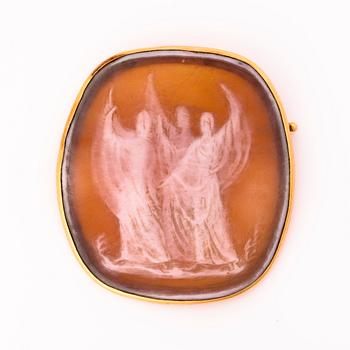 EVA GYLDÉN, An 18K gold and cameo brooch. Set by Heikki Kaksonen, Helsinki, Finland 1946.