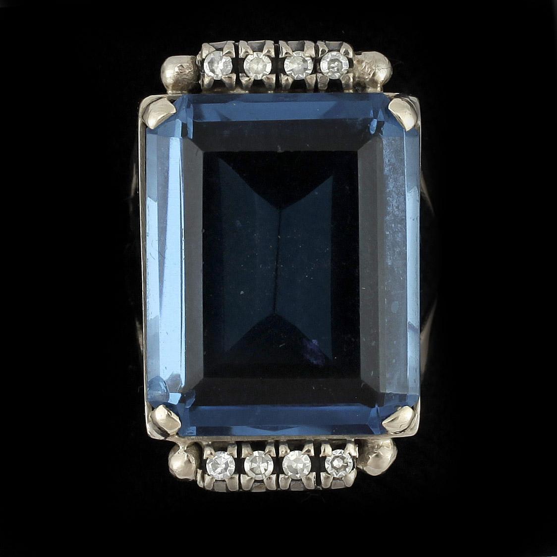 RING, 18k vitguld med troligen krysokolla samt 8 mindre briljantslipade diamanter. Vikt ca 9,5 gram.