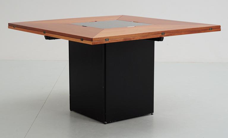 A Bob van den Berghe "Cirkante" table, Van den Berghe-Pauvers, Gent, Belgien 2000.
