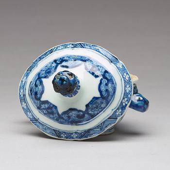 A blue and white butter tureen with cover and stand, Qing dynasty, Qianlong (1736-95).