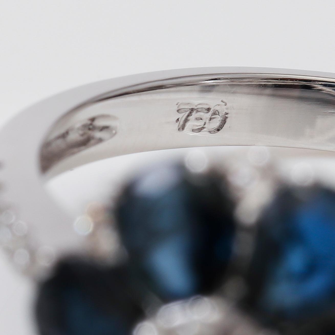 RING, blå safirer totalt ca 1,80 ct, diamanter totalt ca 0,44 ct.