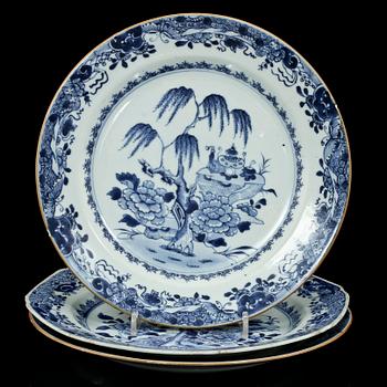 TALLRIKAR, 3 st, samt STEKFAT, porslin, Kina, 1700-tal.