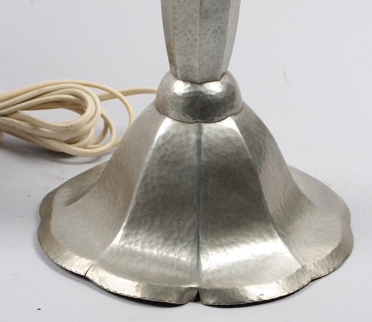 BORDSARMATUR, tenn, 1900-talets första hälft.