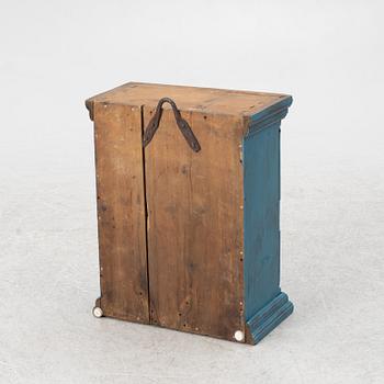 Hängskåp, allmoge, 1800-tal.