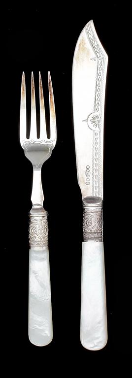 FISKBESTICK, 24 st, pläter och pärlemor. England. Omkring 1900.