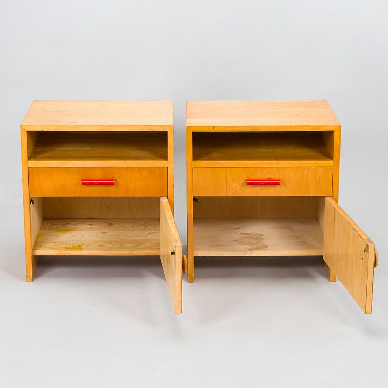 Aino Aalto, sängbord, 2 st, modell 170, O.Y. Huonekalu- ja Rakennustyötehdas A.B. 1940-tal.