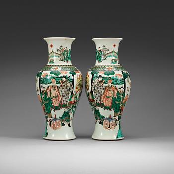 A pair of famille verte vases, late Qing dynsty (1662-1912).