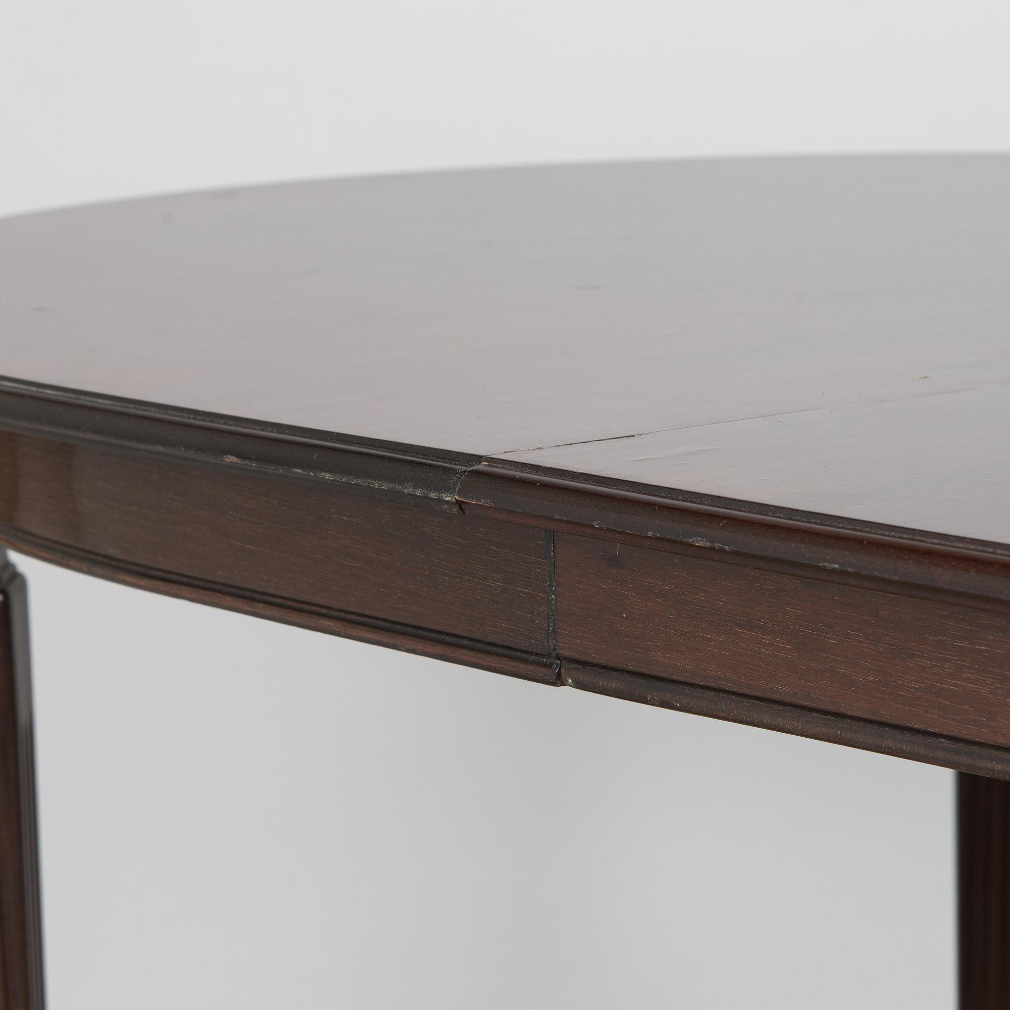A dining table, Hepplewhite style, later half of the 20th century.