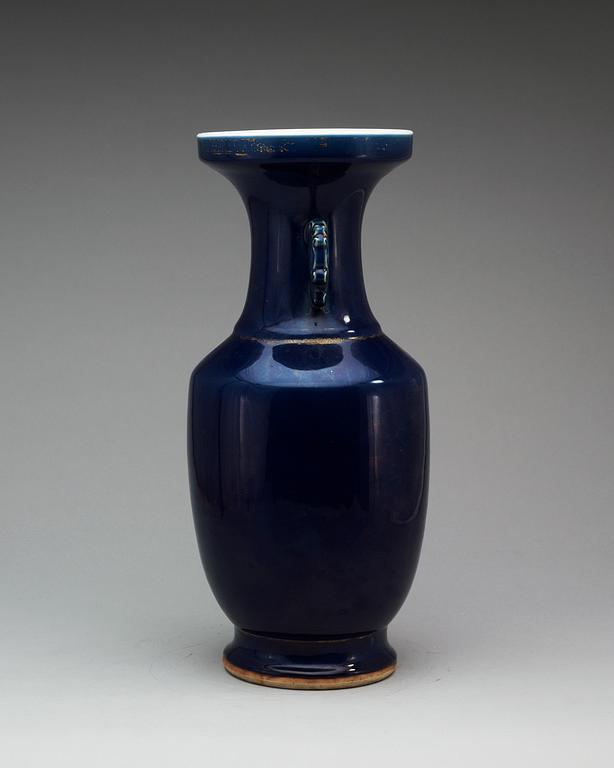 A powder blue vase, Qing dynasty, 19th Century.